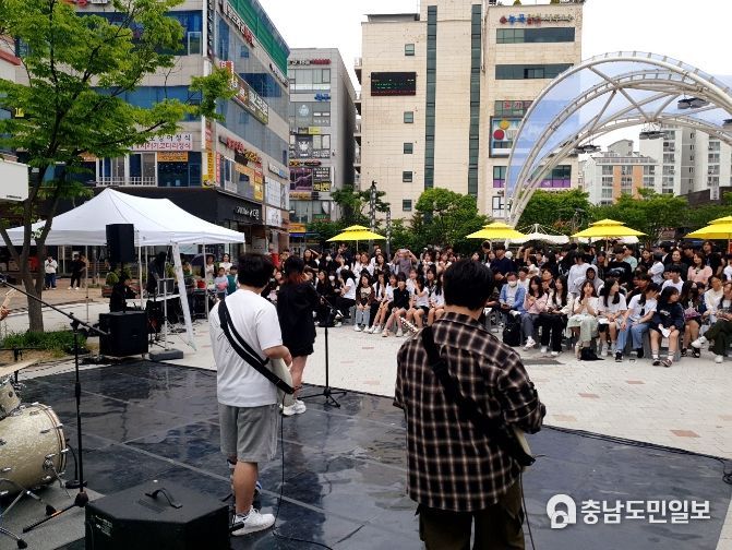 시흥시 능곡청소년문화의집, 청소년 끼와 재능 펼친 거리 버스킹... 능곡동에 활기 가득