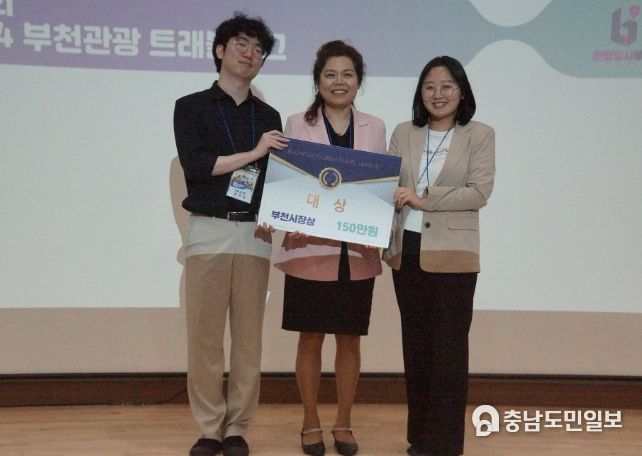 이점숙 부천시 관광진흥과장(가운데)이 대상 수상한 2호선팀과 기념촬영을 하고 있다