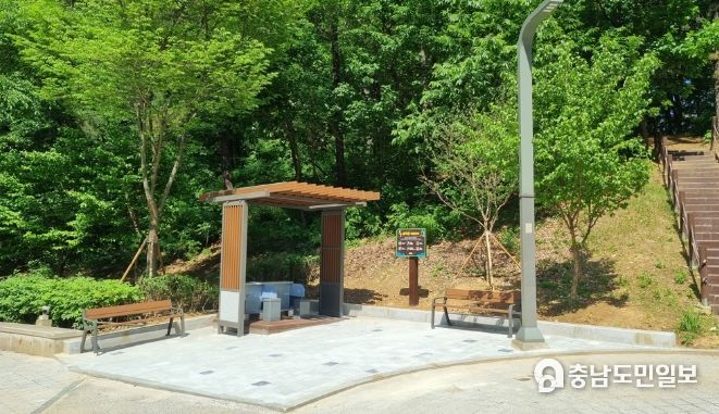 동산근린공원에 새로 설치된 세족장과 시민 편의 시설.