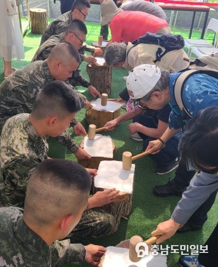 해병2사단 제1해병여단 장병들이 자원봉사활동을 벌이고 있다.