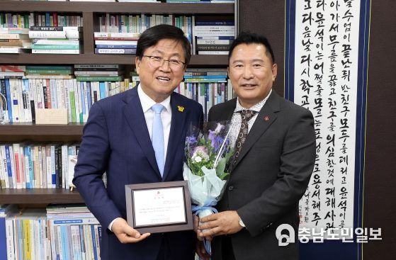 최교진 세종특별자치시교육청 교육감(좌측)의 가족 4명이 모두 나눔리더에 가입하여 세종사회복지공동모금회(회장 박상혁⦁우측)로부터 세종 1호 패밀리 나눔리더 인증패를 전달받고 기념촬영을 하고 있다.