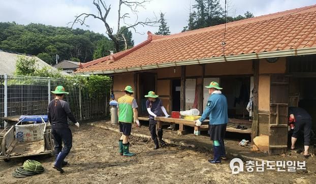 아산시 자율방재단, 논산시 호우피해 침수 가옥 봉사활동 나서