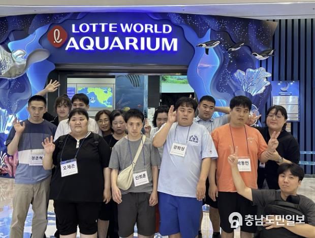 아산시두리사랑주간보호센터 이용인들이 롯데월드 아쿠아리움에서 현장학습을 실시했다.