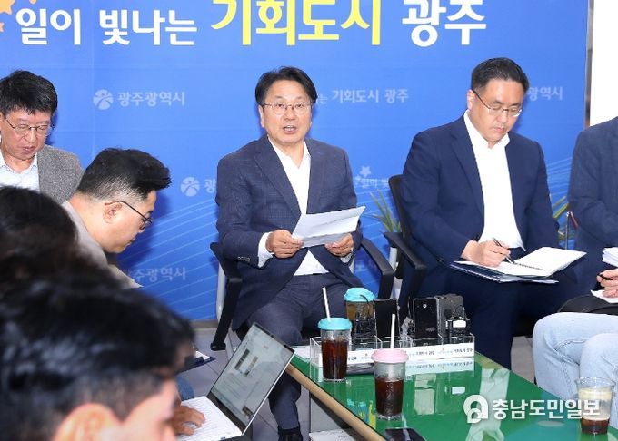 강기정 광주광역시장이 23일 오전 시청 5층 기자실에서 출입기자들과 차담회를 갖고 시정 주요현안 등에 대해 설명하고 있다. / 광주광역시 제공