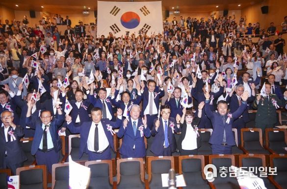 강기정 광주광역시장이 15일 오전 동구 국립아시아문화전당(ACC) 예술극장에서 열린 ‘제79주년 광복절 경축식’에 참석해 내빈들과 만세삼창을 하고 있다.