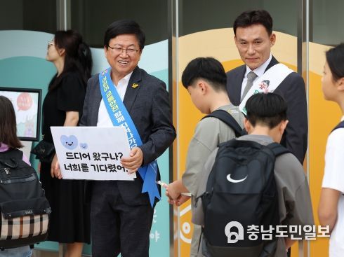 2일, 최교진 교육감이 바른초등학교와 산울유치원 앞에서 학생들과 원아들을 반갑게 맞이하며 교통안전 지도를 하고 있다.