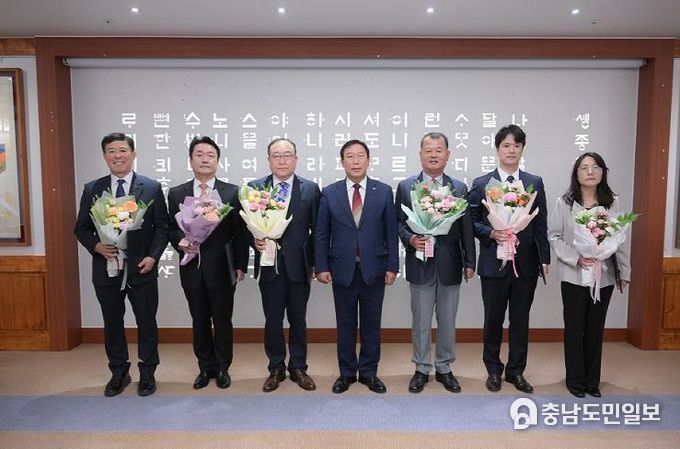 왼쪽부터 남택화 세종자치경찰위원장, 도현택 위원, 김정환 사무국장, 최민호 시장, 김재선 위원, 김흥주 위원, 성은정 위원