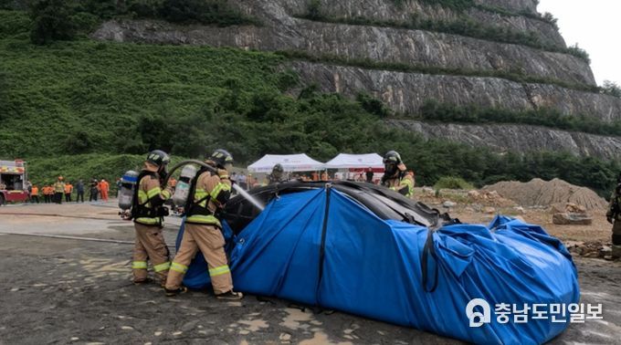 서산소방서 대원들이 이동식 수조를 이용하여 시연회를 진행중이다.