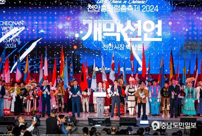 1. 27일 박상돈 천안시장이 신부동 신세계백화점 천안아산점 일대에서 열린 ‘천안흥타령춤축제 2024’의 거리퍼레이드에 참석해 개막 선언을 하고 있다. (시민사진기자단 황한기씨 제공)