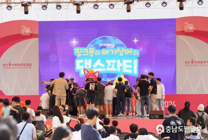 개막 4일째인 28일 천안흥타령춤축제가 열리는 천안종합운동장 일대는 주말을 즐기려는 시민들과 나들이객들로 북적이고 있다.