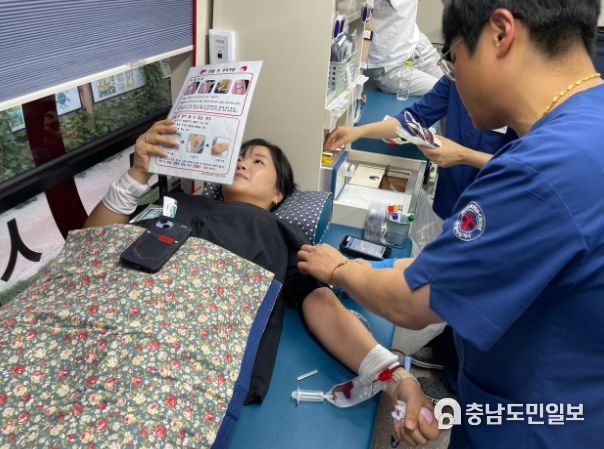 헌혈의 날 시민이 헌혈에 동참하는 모습
