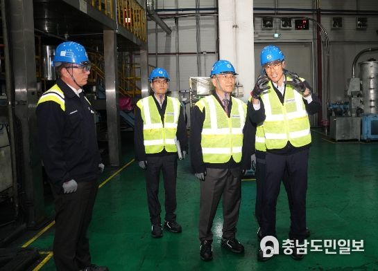 1. 박상돈 천안시장이 지난 10일 천안제2산업단지에 위치한 ㈜디와이엠솔루션을 방문해 스마트팩토리 공장 제조시스템 시설을 둘러보고 있다.