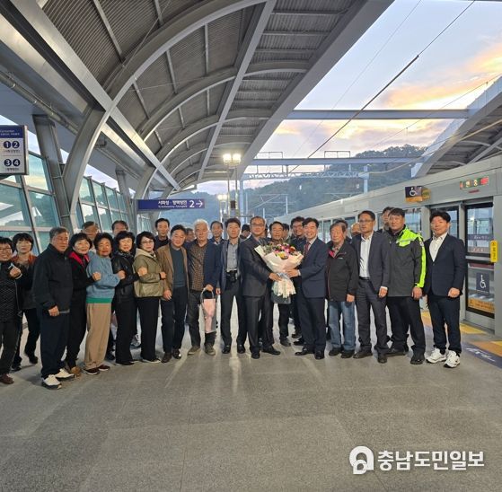 인주역 개통기념 첫 열차 탑승자 축하꽃다발 전달 후 기념촬영 장면
