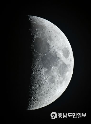 천안홍대용과학관에서 촬영한 상현달.