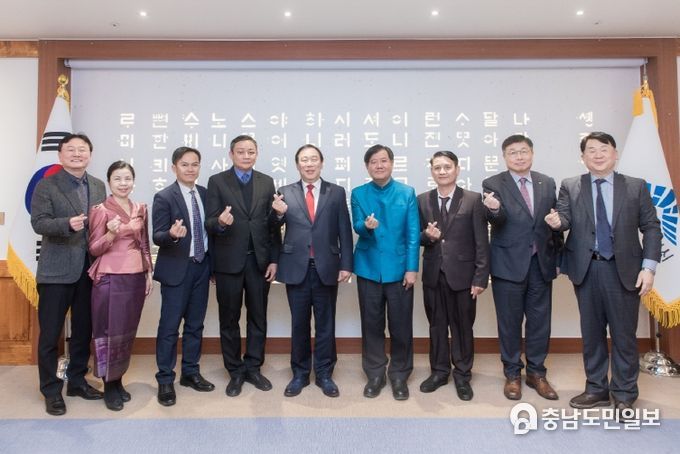 라오스_ODA_초청연수_왼쪽 네번째부터 비락 아놀락 수파누봉대학교 총장, 최민호 세종시장, 송칸 루앙무닌톤 주한라오스대사, 빌라이쏭 매니본 루아프라방시 부시장