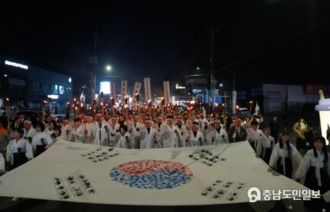 1. 3·1절을 하루 앞둔 28일 천안 사적관리소 광장 일원에서 열린 아우내 봉화제에 참여한 시민들이 횃불 행진을 하고 있다.