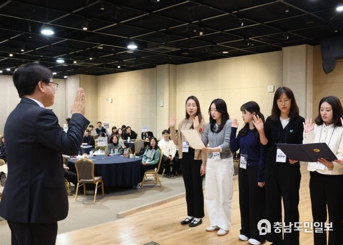 3월 25일, 세종시교육청 최교진 교육감과 신규 공무원들이 세종교육원 컨벤션홀에서 열린 지방공무원 멘토링 결연식 행사에 참여한 모습