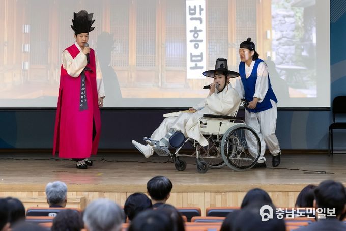 국악소리가 장성빈이 4일에 교육청 2층 청사 대강당에서 국악공연을 선보이고 있다.